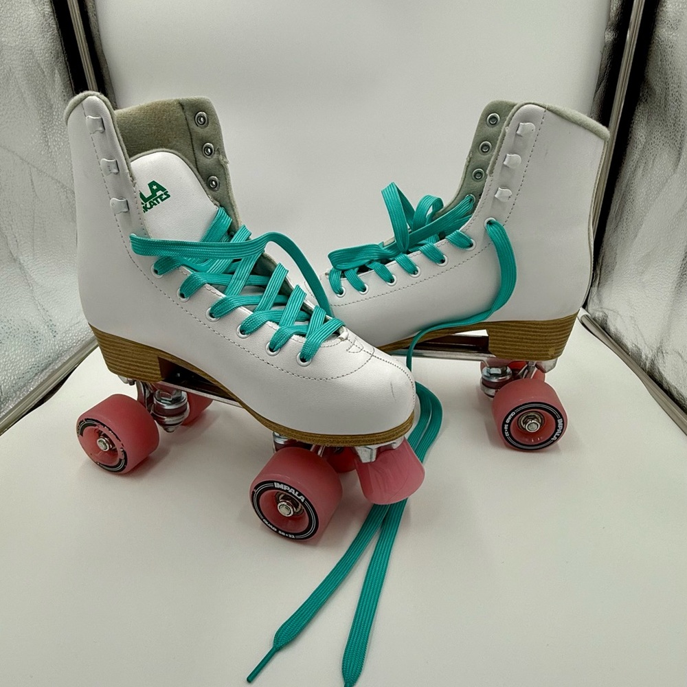 Classic White Roller Skates with Teal Laces and Pink Wheels